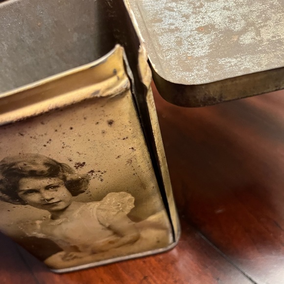 1930’s Tin - Duke and Duchess of York and daughters Elizabeth and Margaret - Picture 11 of 11